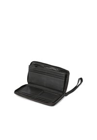 Musta nahkakukkaro, jossa on vetoketjukiinnitys, useita korttipaikkoja ja rannetuki. Sileä pinta ja minimaalinen muotoilu.