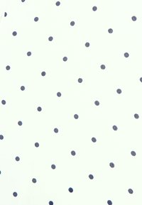 Weißer Stoff mit gleichmäßig verteilten dunkelblauen Pünktchen, mit glatter Textur und klassischem Musterdesign.