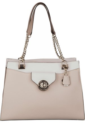 Sac à main en cuir beige avec des poignées en chaîne et en sangle, des accents blancs, une fermeture à clapet et un emblème métallique décoratif à l'avant.