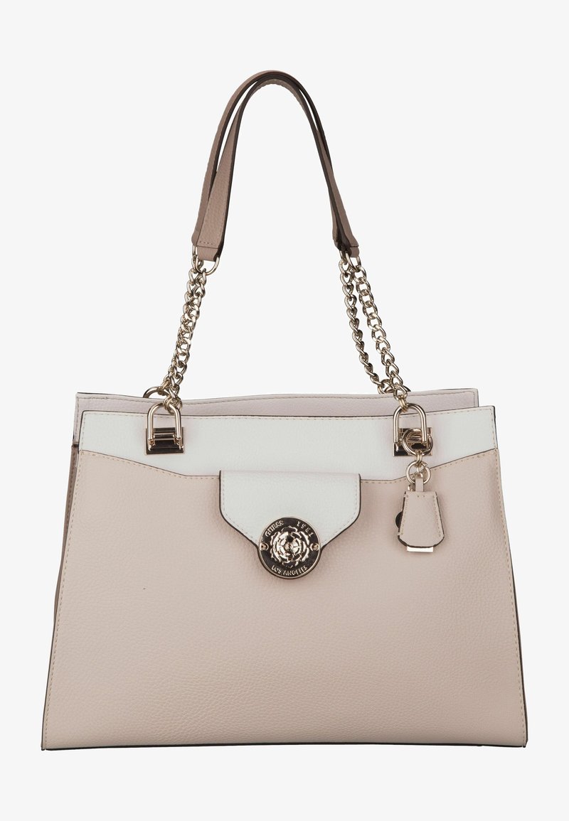 Sac à main en cuir beige avec des poignées en chaîne et en sangle, des accents blancs, une fermeture à clapet et un emblème métallique décoratif à l'avant.