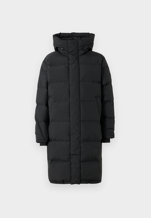 Pitkä musta toppatakki, jossa on korkea kaulus, säädettävä huppu, etuvetoketju suojattu läpällä ja sivutaskut, vaalean valkoista taustaa vasten.