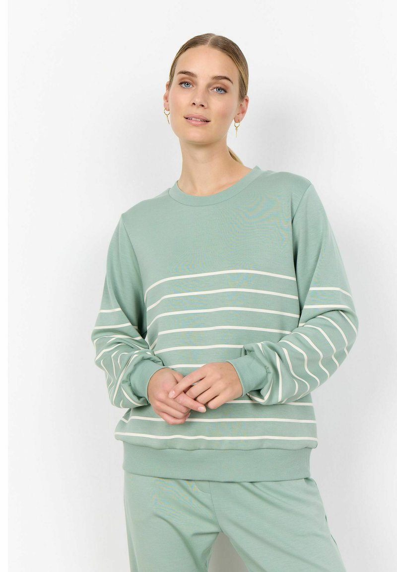Sweatshirt vert menthe avec des rayures blanches horizontales, col rond, manches longues et poignets côtelés. Assorti avec un pantalon coordonné.