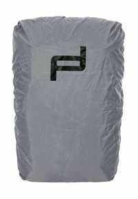 Funda de mochila gris hecha de material arrugado y a prueba de agua. Presenta un logotipo estilizado en negro de una "p" exhibido de forma destacada en la parte frontal.