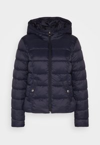 Mörkblå puffjacka med huva, med horisontellt quiltade sektioner, dragkedja och två framfickor med metalliska detaljer.