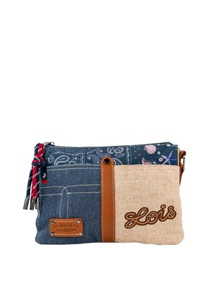Bolso de mano de mezclilla y tela natural con detalles de cuero marrón, borla decorativa y logo bordado "Lois". Presenta tela con estampado y cierre de cremallera.