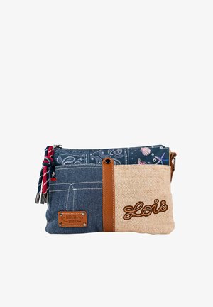 Bolso de mano de mezclilla y tela natural con detalles de cuero marrón, borla decorativa y logo bordado "Lois". Presenta tela con estampado y cierre de cremallera.