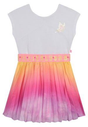 Hvid ærmeløs kjole med en glitrende sommerfugl på brystet, plisseret nederdel med pink og orange gradient, og glitrende pink taljebånd med hjerter.