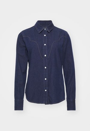 Granatowa koszula dżinsowa z długimi rękawami, spiczastym kołnierzykiem i białymi guzikami. Posiada zaokrąglony detal na karku oraz lekko zaokrąglony dół.