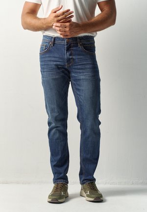 Koroshi, KOROSHI MEN'S LONG REGULAR FIT JEANS MEN'S LONG REGULAR FIT JEANS - Vaqueros rectos - azul med medium blue