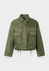 Olive roheline lühike jakk, mis on valmistatud läikivast kangast. Omab teravat krae, ees nuppe ja nööripaneelide sulgemist ning kahte rinna taskut.