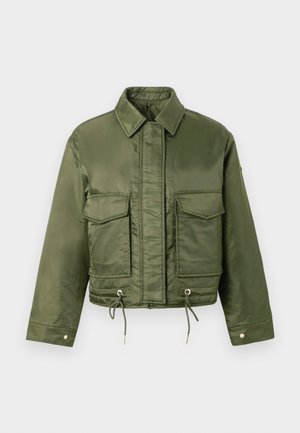 OLIVZA zašaudēta īsa jaka, izgatavota no spīdīga auduma. Iezīmes: norādīta apkakle, priekšējā pogu un auklu aizdare, un divas krūšu kabatas.