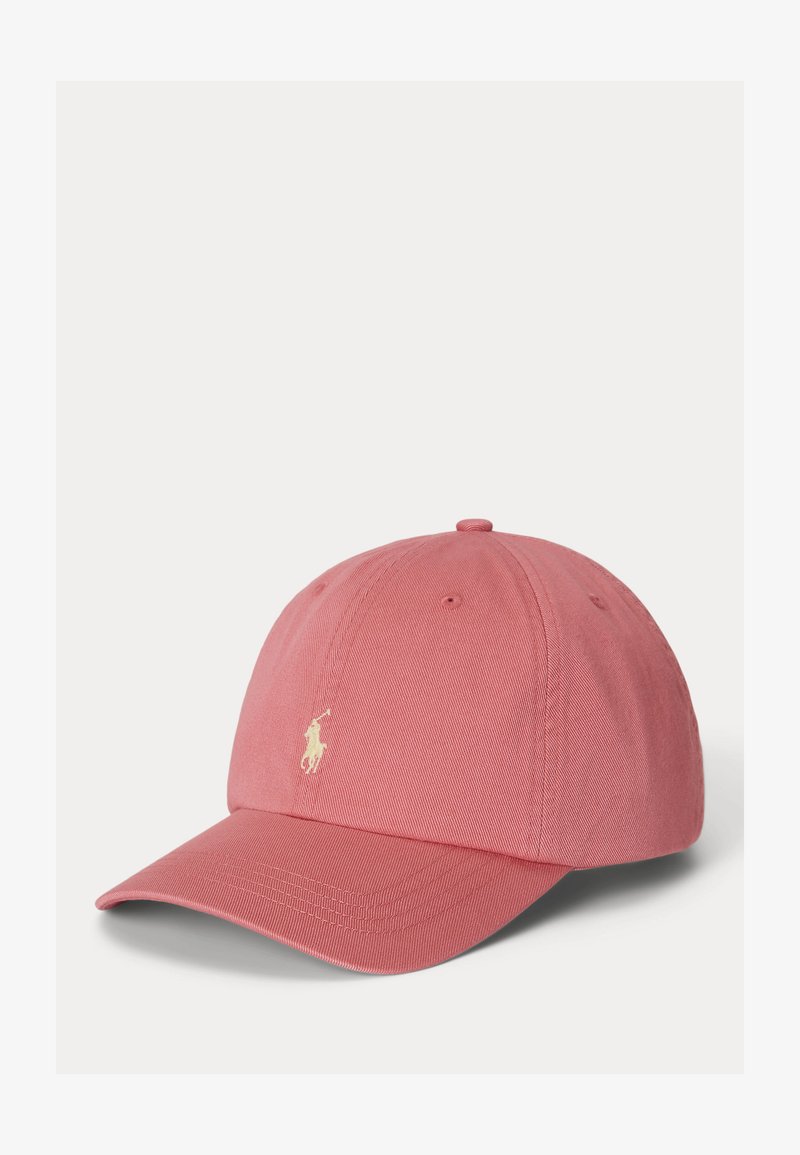 Gorra de béisbol de algodón rosa con visera curva y pequeño logo bordado de jugador de polo en el centro frontal.