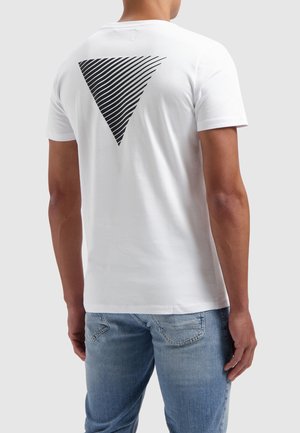 Witte katoenen t-shirt met een zwart gestreept driehoekontwerp op de achterkant. Korte mouwen en een standaard ronde hals.