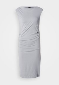 Robe gris clair sans manches longueur genou avec encolure bateau et détails subtils froncés sur les côtés avant.