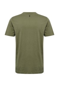 Oliwkowa koszulka z krótkim rękawem, wykonana z miękkiej bawełny, z okrągłym dekoltem i subtelnym czarnym detalem logo na górnej części pleców.