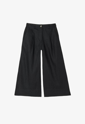 Musta, leveälahkeiset, lyhyet housut, joissa on sivutaskut, edessä nappi ja vyölenkit, valmistettu kevyestä kankaasta.