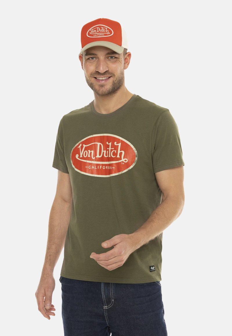 T-shirt vert olive avec un logo "Von Dutch" rouge et blanc, manches courtes, col rond et coupe slim. Tissu en coton, style décontracté.