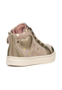 Zapatilla alta de ante rosa claro con acentos metálicos dorados y patrón de corazones. Presenta una suela de goma y diseño de cordones. Logo de la marca visible.