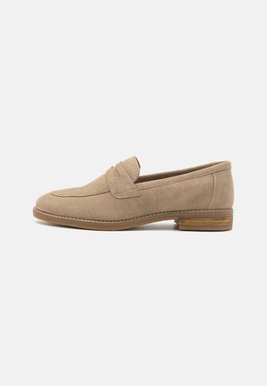 Beige semskede loafers med rund tå, med en liten sømdetalj og en lys treaccent på hælen.