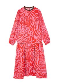 Robe manches longues rouge et rose avec motifs ondulés et floraux, col rond avec bordure imprimée léopard, et jupe évasée plissée.