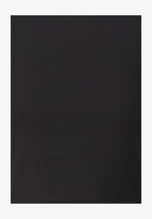 Fekete, bordázott trikó, alakra simuló szabással, sima textúrával és vékony, függőleges csíkokkal az anyagon.