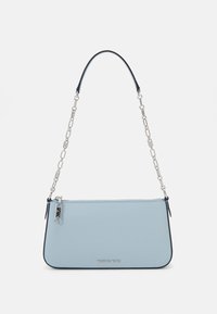 Sac à main en cuir bleu clair avec une forme rectangulaire élégante, doté d'une bandoulière en chaîne argentée et d'une fermeture éclair. Logo embosser sur le devant.