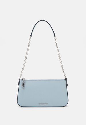 Sac à main en cuir bleu clair avec une forme rectangulaire élégante, doté d'une bandoulière en chaîne argentée et d'une fermeture éclair. Logo embosser sur le devant.