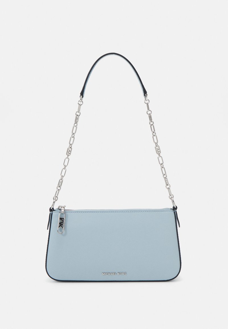Sac à main en cuir bleu clair avec une forme rectangulaire élégante, doté d'une bandoulière en chaîne argentée et d'une fermeture éclair. Logo embosser sur le devant.