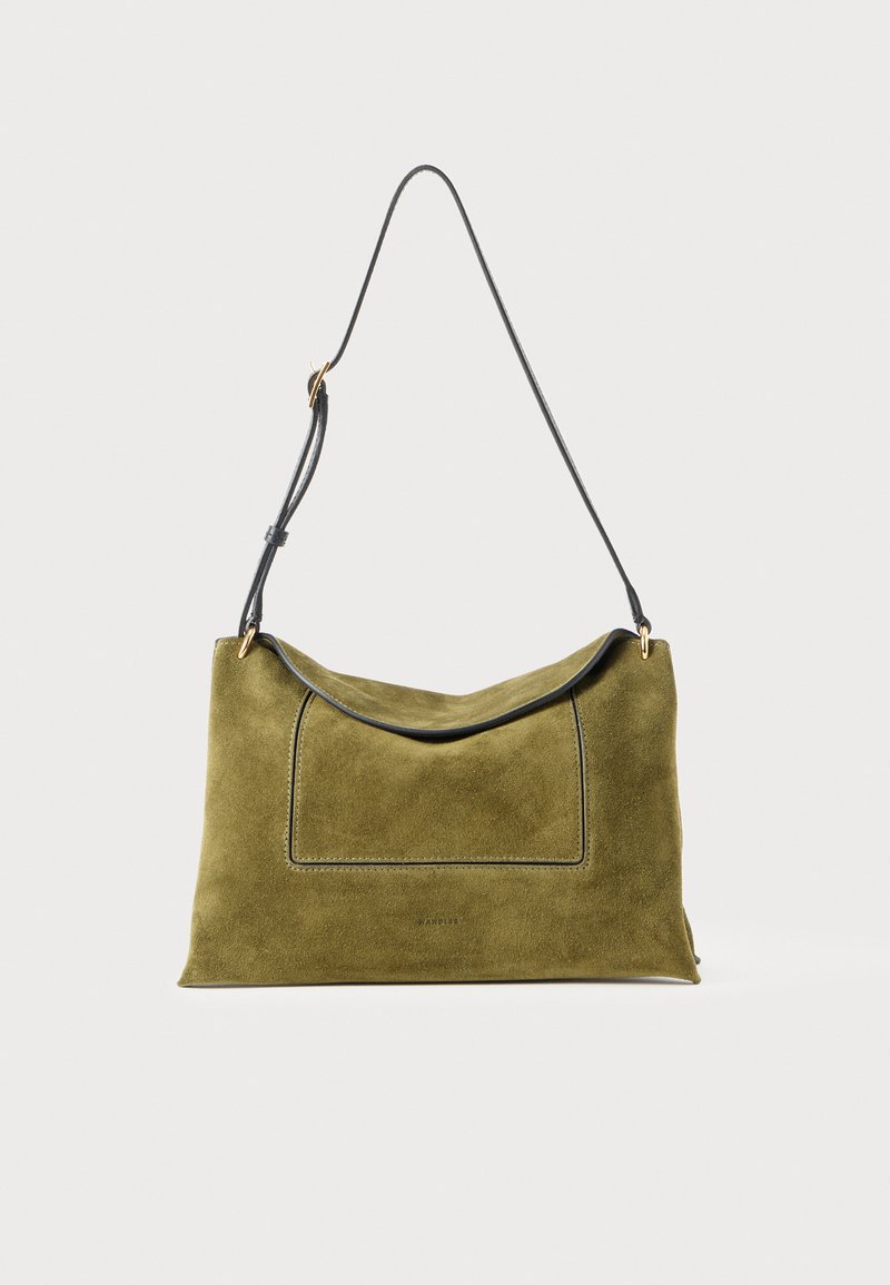 Oliivivärinen mokkainen olkalaukku, jossa on säädettävä musta hihna ja kultaiset yksityiskohdat valkoista taustaa vasten.