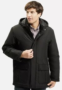 Czarna zimowa kurtka z kapturem, wykonana z trwałego materiału, wyposażona w kieszenie na suwak i na napy z przodu, ciepłą podszewkę oraz regulowane mankiety.