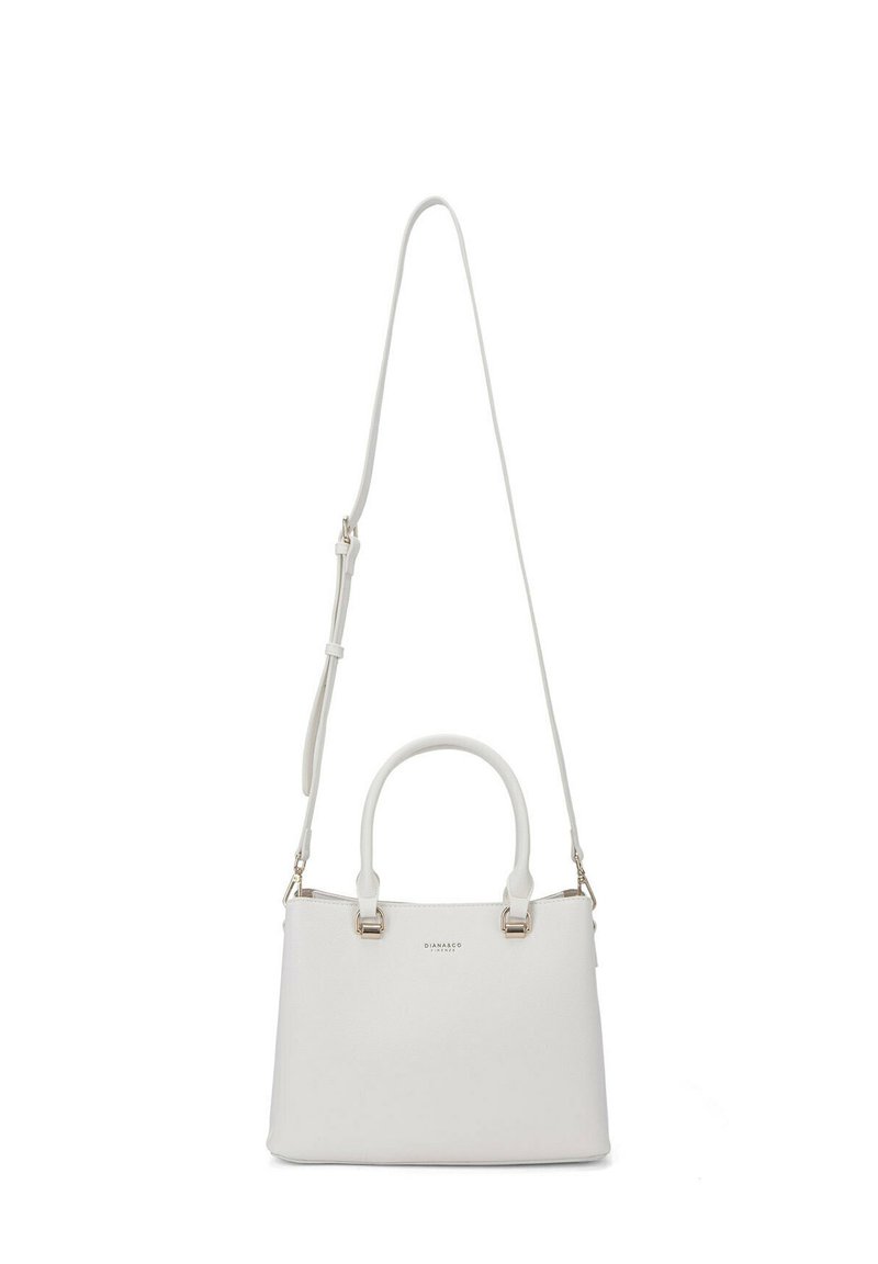 Borsa bianca realizzata in materiale texturizzato, con una forma strutturata, manici superiori e una tracolla lunga rimovibile con accenti dorati.
