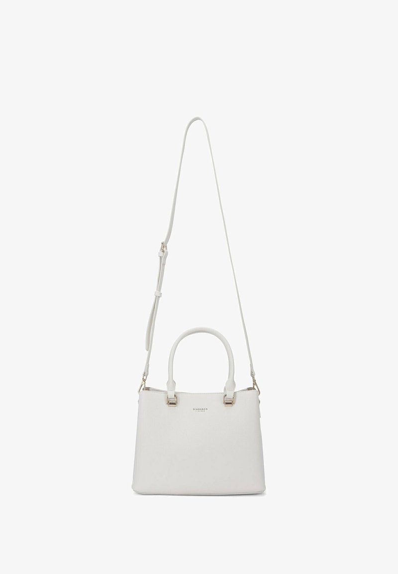 Witte handtas van textuurmateriaal, met een gestructureerde vorm, bovenhandvatten en een verwijderbare lange schouderriem met gouden accenten.