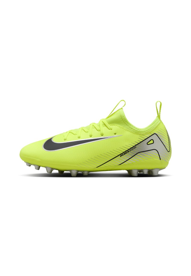Botín de fútbol verde lima con un diseño elegante, que presenta acentos en negro y plateado, parte superior sintética texturizada y múltiples tacos moldeados.