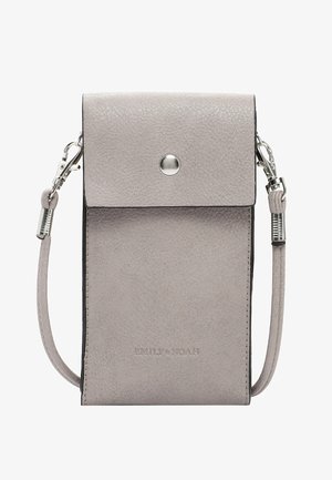 Borsa a tracolla in pelle grigio chiaro con chiusura a pattina, hardware in argento, tracolla regolabile e nome del marchio impresso sul davanti.