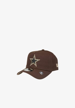 Braune Baseballkappe mit schwarzem und beigem Stern-Logo auf der Vorderseite und NFL-Aufkleber auf dem Schirm vor weißem Hintergrund.