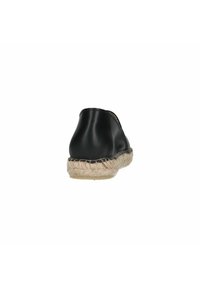 Zwarte leren espadrille van de achterkant, met een jute touwzool en een ronde hak. Gladde textuur met minimale stikselaccenten.