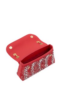 Rød clutch pung med en tekstureret, perlebesat forside med sølv accenter. Åbnes med en klap og har et enkelt rum indeni.