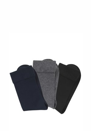Drei Paar gefaltete Socken mit geripptem Bündchen in Marineblau, Grau und Schwarz, nebeneinander auf weißem Hintergrund angeordnet.