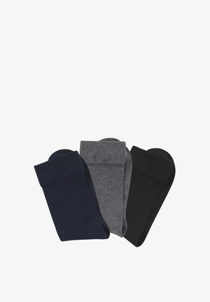Drei Paar gefaltete Socken mit geripptem Bündchen in Marineblau, Grau und Schwarz, nebeneinander auf weißem Hintergrund angeordnet.
