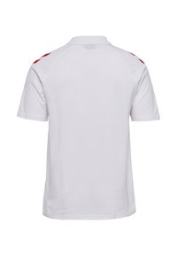 Vitt pikétröja med klassisk krage, korta ärmar och röda detaljer på axlarna, tillverkad av andningsbart bomullsmaterial.