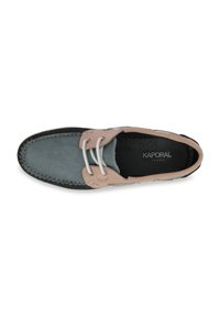 Zapato náutico bicolor con una parte delantera de ante gris y detalles de cuero rosa, con cordones blancos y una suela de goma negra, textura suave.