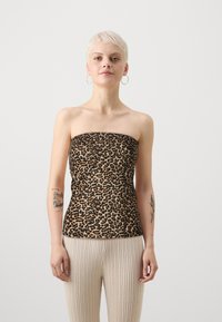 Leopardų rašto be petnešėlių viršus, pagamintas iš minkštos, tamprios medžiagos; prigludusi forma, lygi tekstūra, tiesus iškirpimas ir apykaklė.