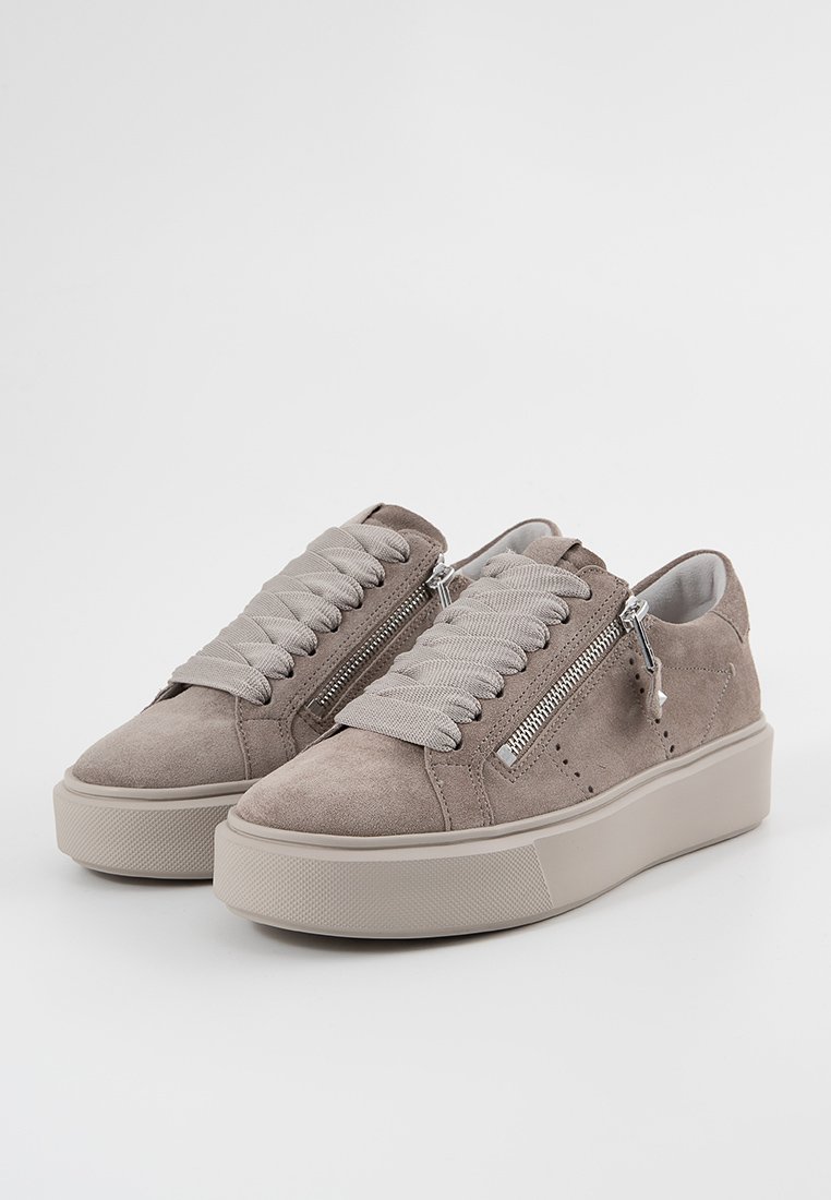 Ein Paar taupefarbene Wildleder-Plattform-Sneaker mit breiten Schnürsenkeln und silbernen seitlichen Reißverschlüssen auf weißem Hintergrund.