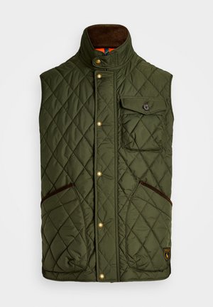 Chaleco acolchado verde oliva con cuello alto, cierre a presión y detalles de pana. Cuenta con un bolsillo en el pecho y dos bolsillos laterales.