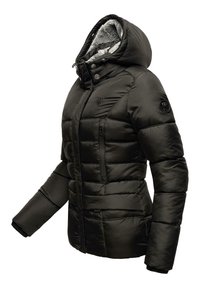 Giacca puffer nera isolata con cappuccio, dotata di una zip frontale, due tasche laterali e un rivestimento texturizzato sul cappuccio.