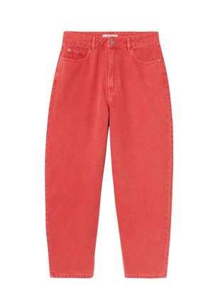 Jean en denim rouge avec une coupe droite, design à cinq poches et fermeture par bouton. Texture lisse avec des détails de couture minimalistes.