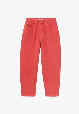 Jean en denim rouge avec une coupe droite, design à cinq poches et fermeture par bouton. Texture lisse avec des détails de couture minimalistes.