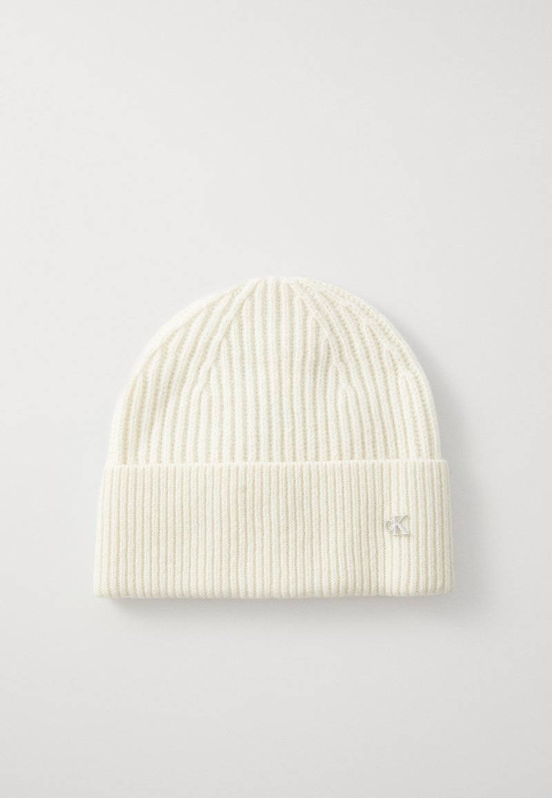 Beanie bianco a costine con risvolto, caratterizzato da un piccolo logo argentato sul lato. Texture morbida e vestibilità regolare.