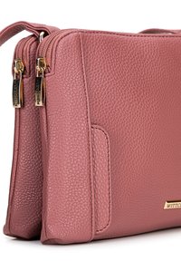 Borsa a tracolla in pelle rosa con finitura texturizzata, dotata di due scomparti con zip e dettagli in metallo dorato.