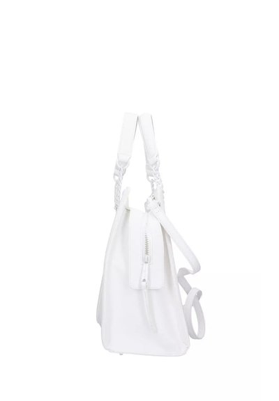 Borsa bianca realizzata in materiale liscio, dotata di chiusura superiore con zip, un manico con dettaglio intrecciato e una tracolla regolabile.